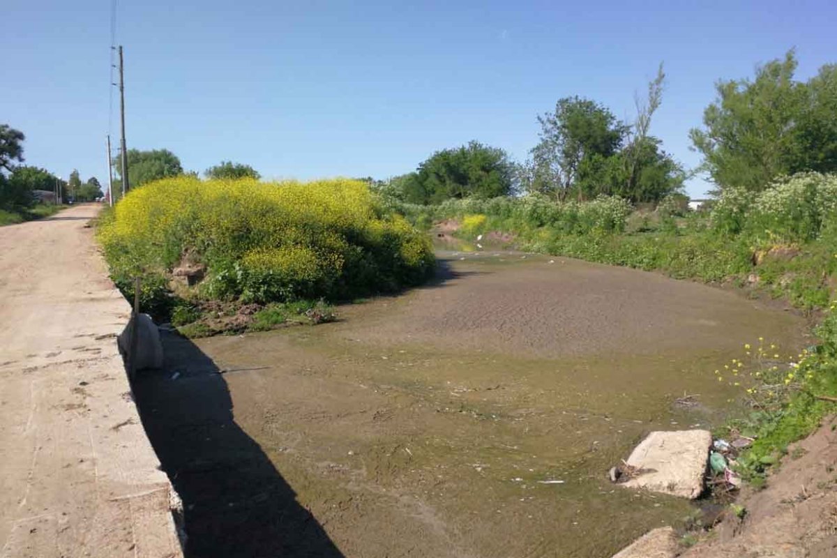 Una "costra de lava" parece cubrir las aguas