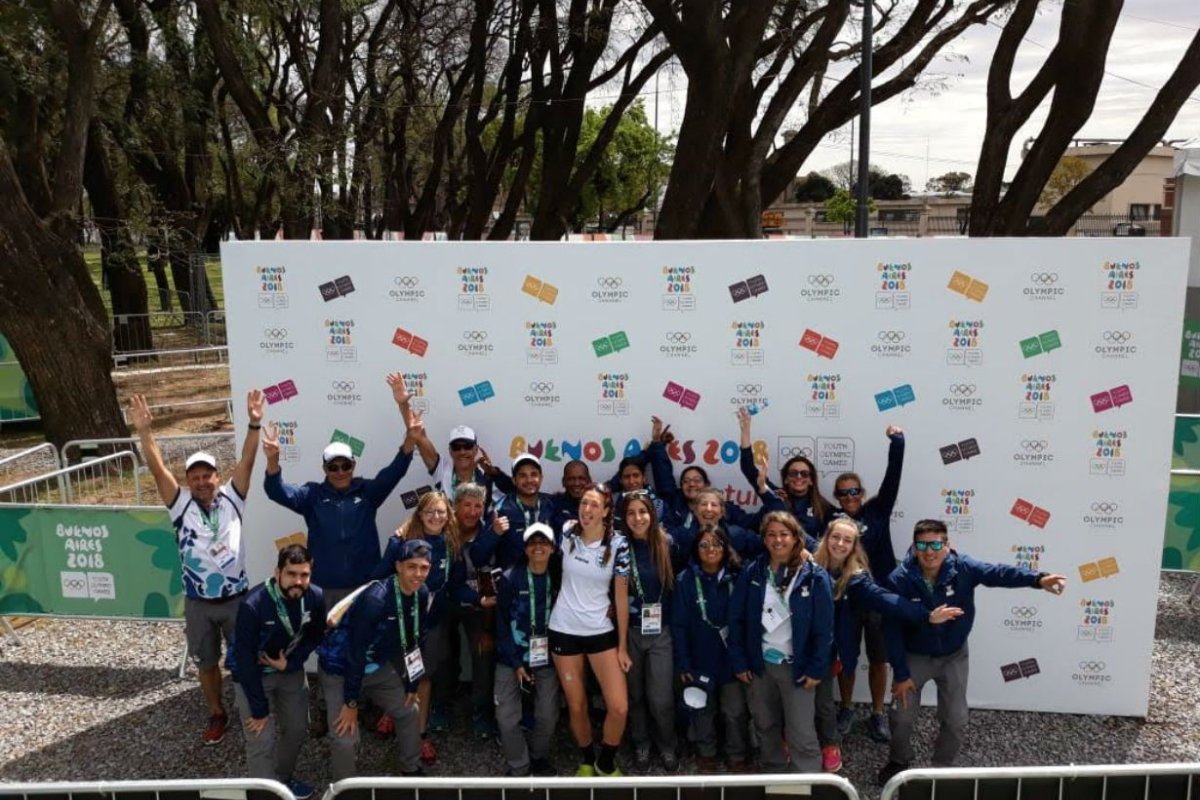 Los voluntarios con la triatleta Delfina Orlandini