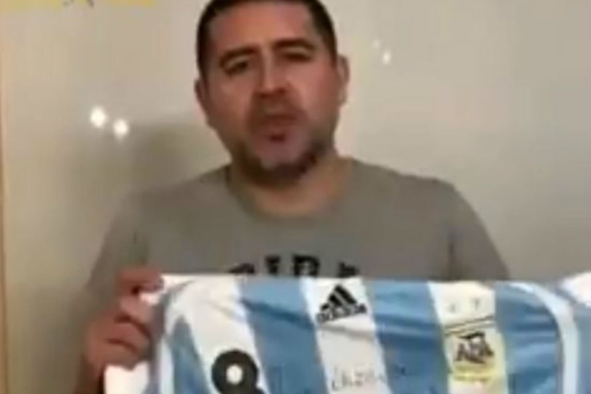Riquelme y su regalo para el entrerriano.