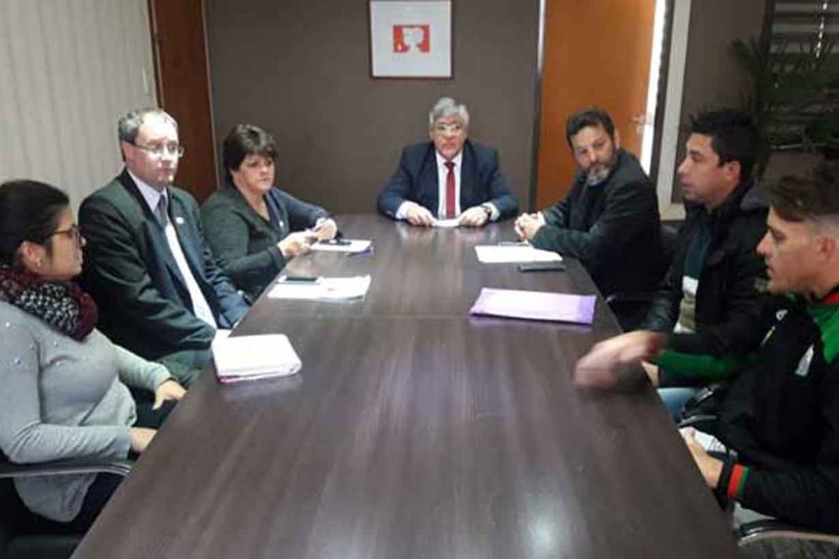 Padres reunidos con autoridades de IOSPER