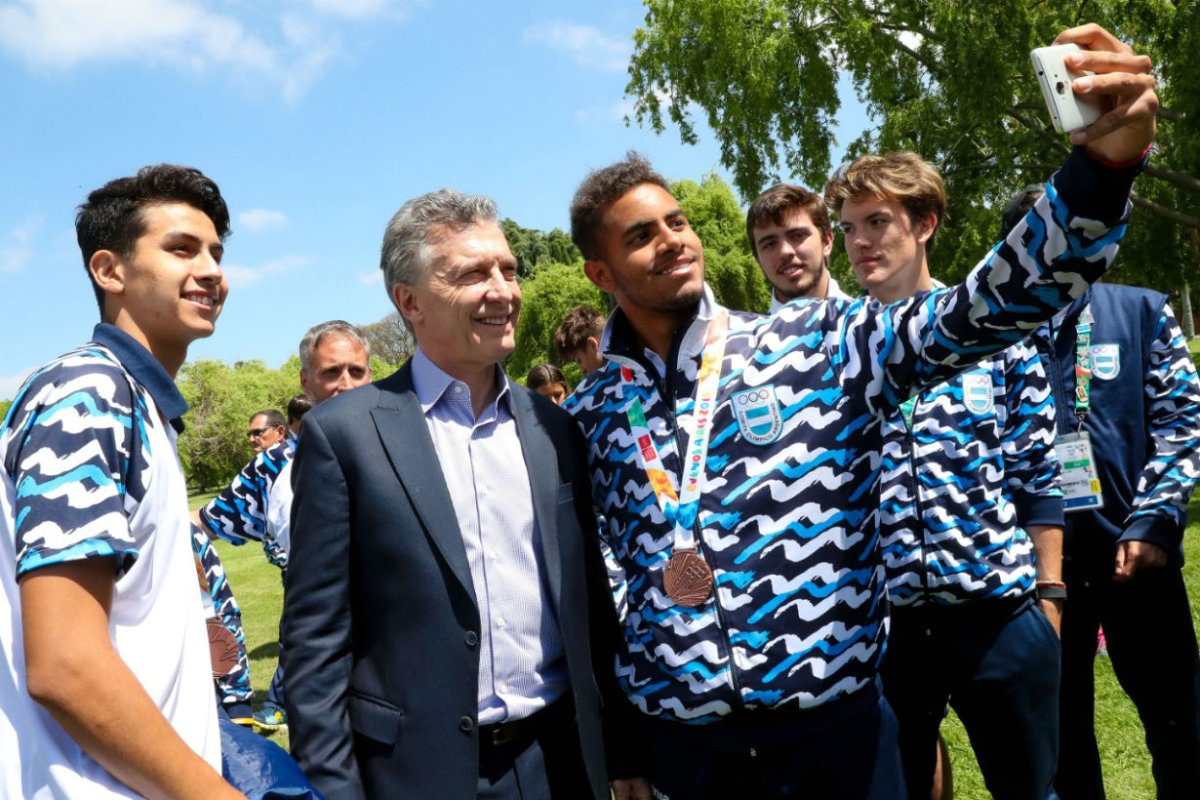 Francisco Daudinot saca una selfie con Macri
