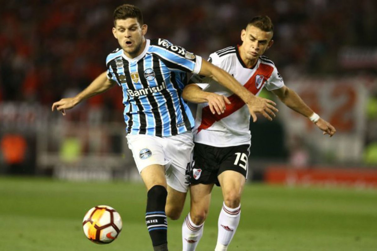 Kannemann marcando a Santos Borr&eacute;, anoche.