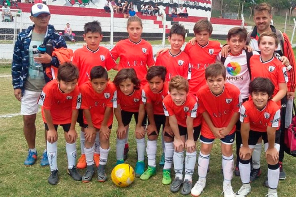 Luc&iacute;a con sus compa&ntilde;eros de equipo