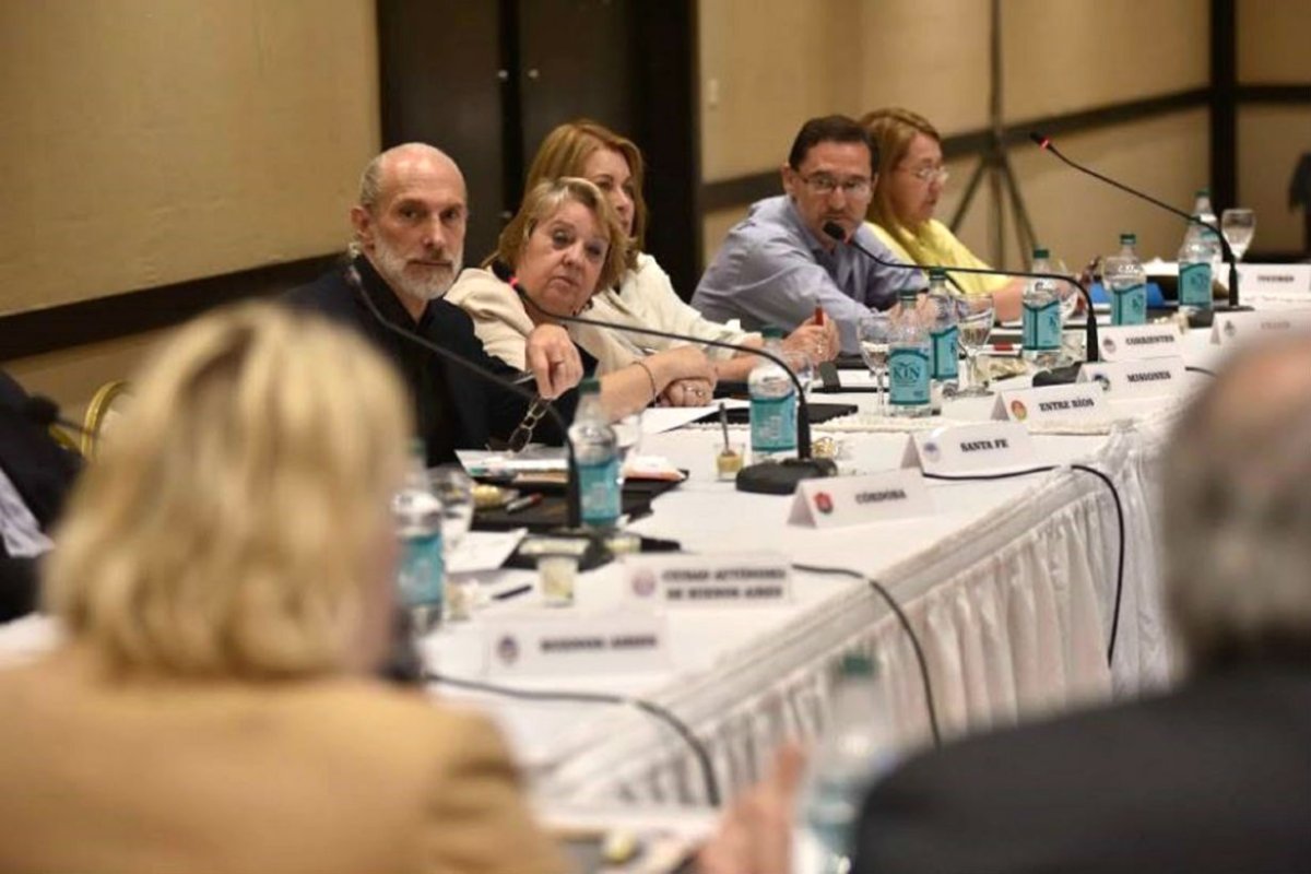 Land&oacute; en reuni&oacute;n con ministros de otras provincias