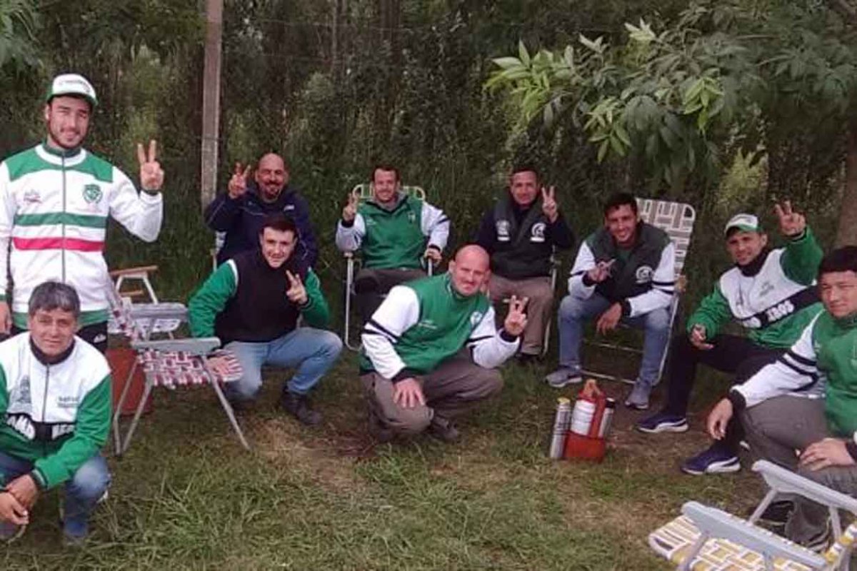 Camioneros, apostados frente a la empresa