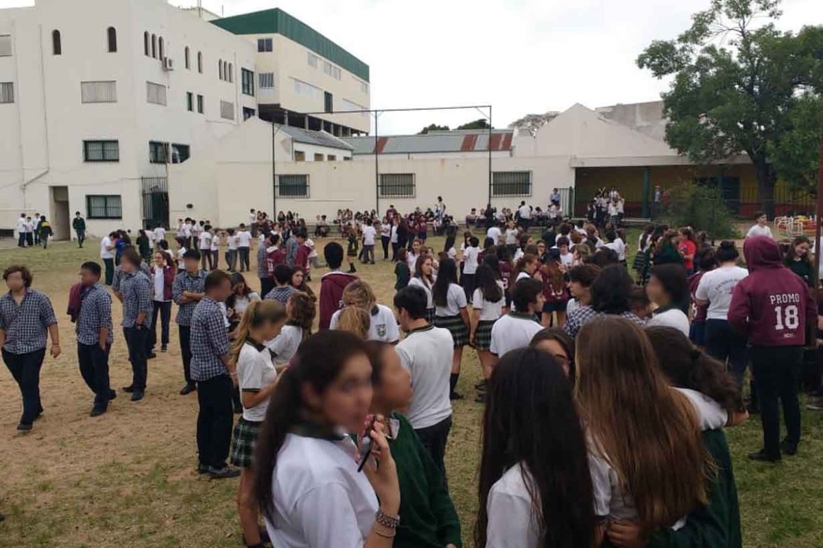 Los alumnos fueron evacuados al patio externo.