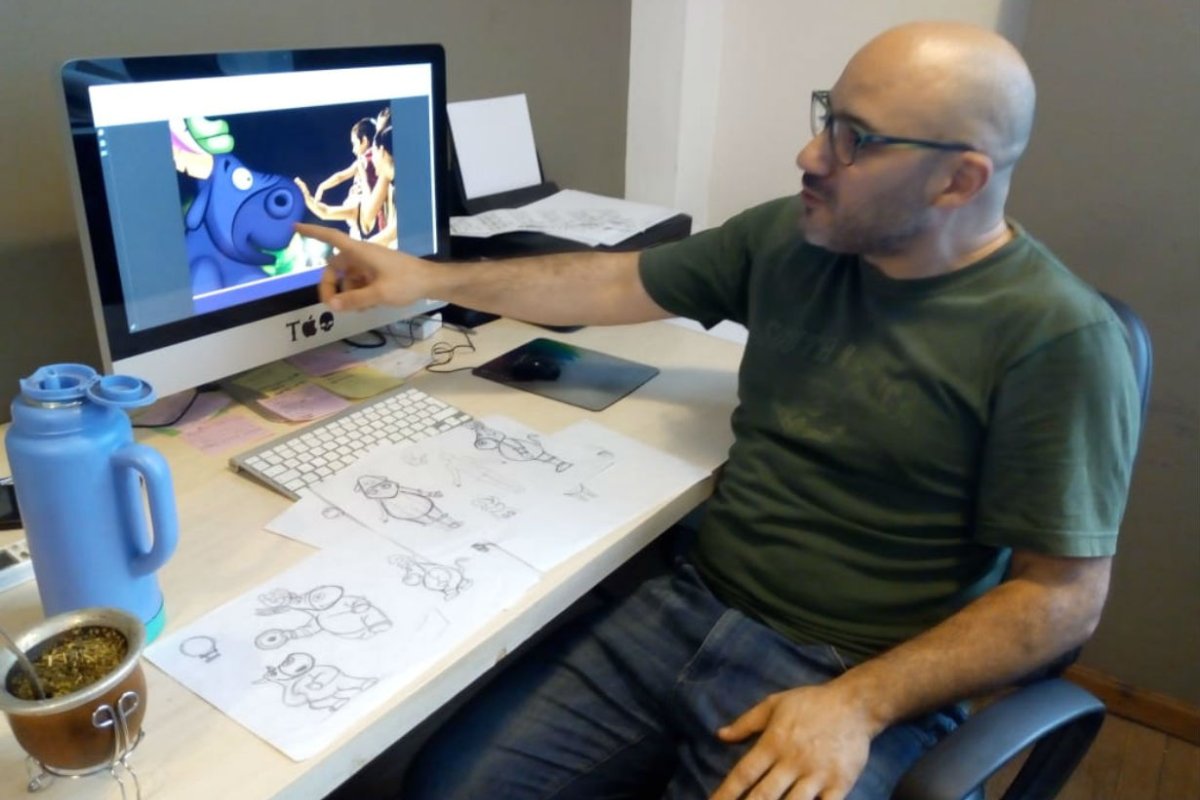 Juane Villagra muestra su creaci&oacute;n.