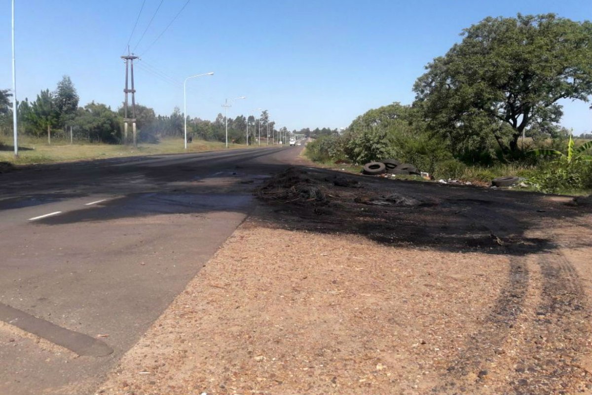 La ruta qued&oacute; con las marcas del fuego.