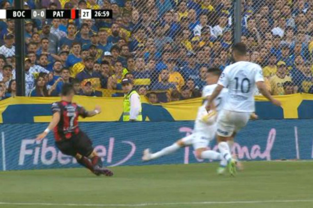 Centro y la pelota golpe&oacute; en la mano de Goltz.