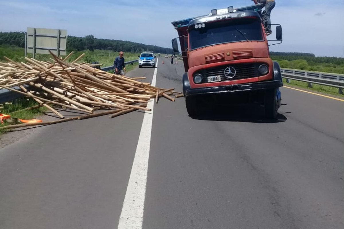 As&iacute; volc&oacute; la carga el viejo Mercedes Benz.
