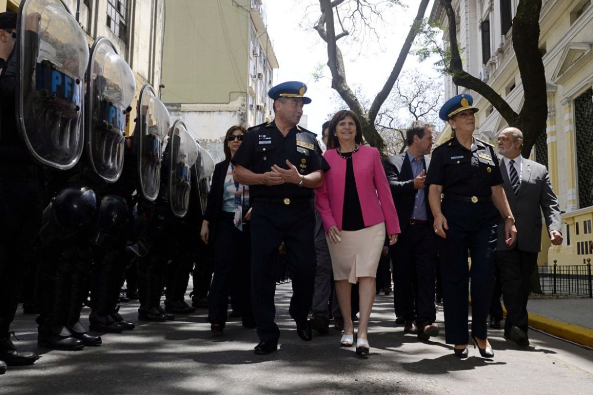 Bullrich, en el centro de la escena tras su medida