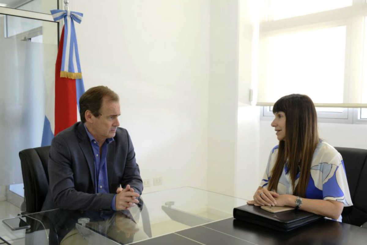 El gobernador junto a la ministra Vel&aacute;zquez.