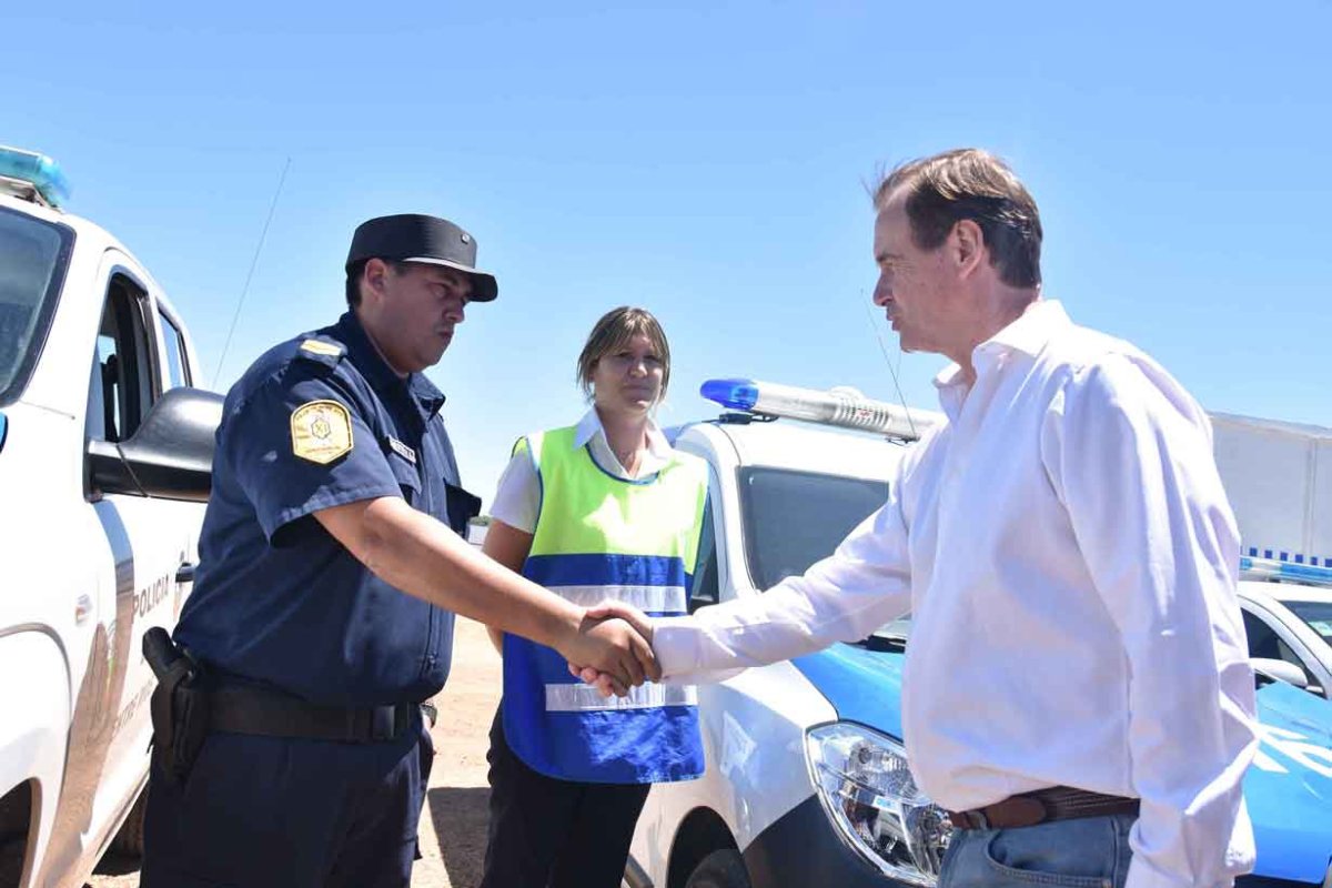 Bordet saluda a un polic&iacute;a en Col&oacute;n
