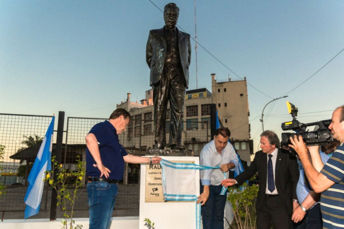 Varisco, junto a Lacoste y Romani con el monumento