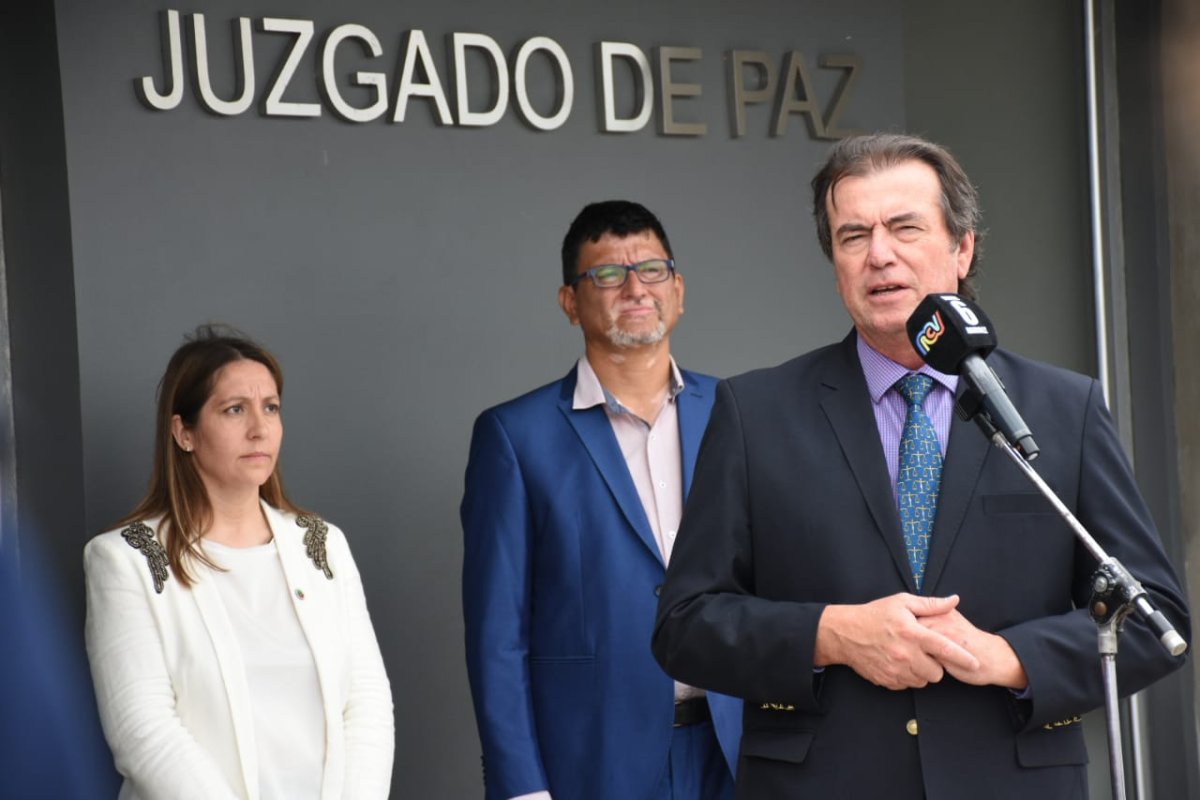 Castrill&oacute;n ayer recibi&oacute; a manifestantes.