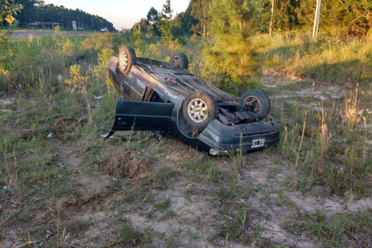 El Peugeot 504 volc&oacute; en la autov&iacute;a.