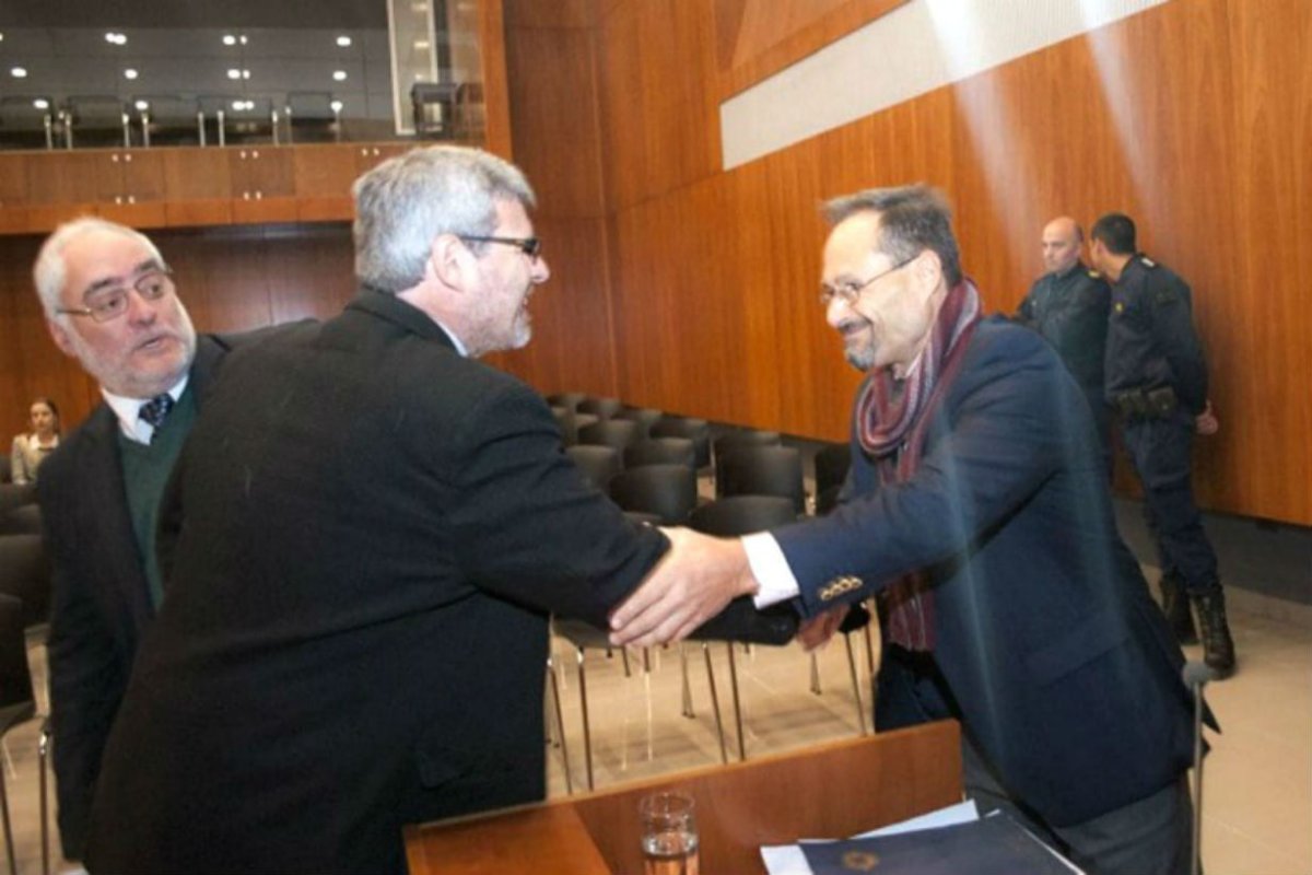 Carlos Rossi saludando a Garc&iacute;a, tras su jury.