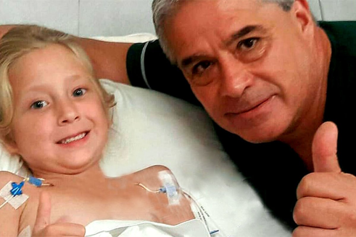 Joaquina junto al m&eacute;dico que salv&oacute; su vida