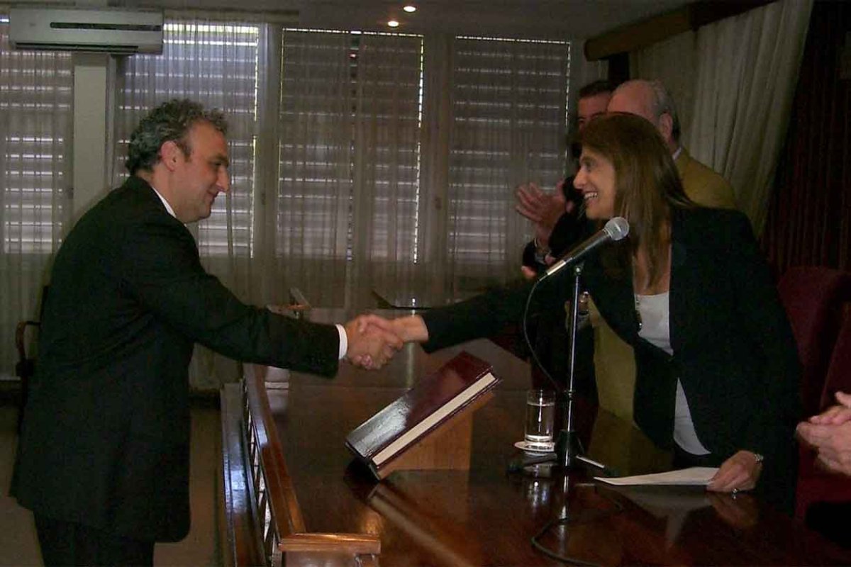 Mayer jur&oacute; como juez en 2012