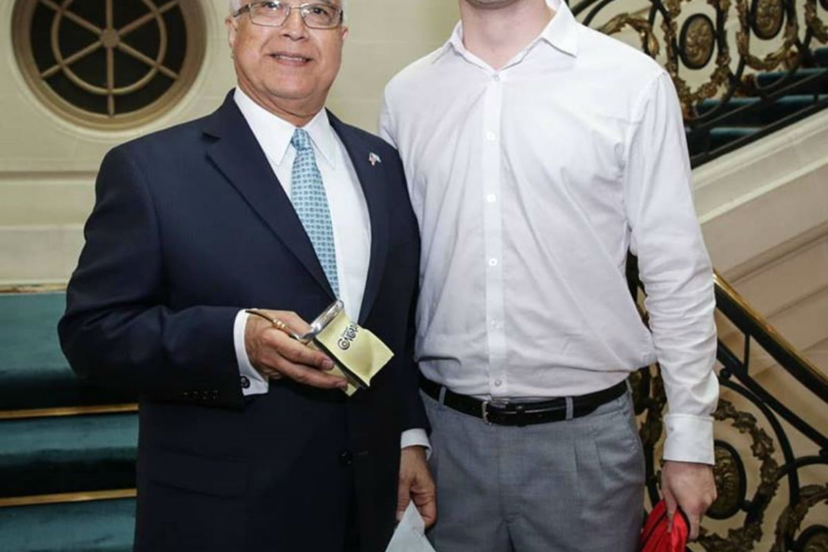 El joven entrerriano con el embajador Prado.