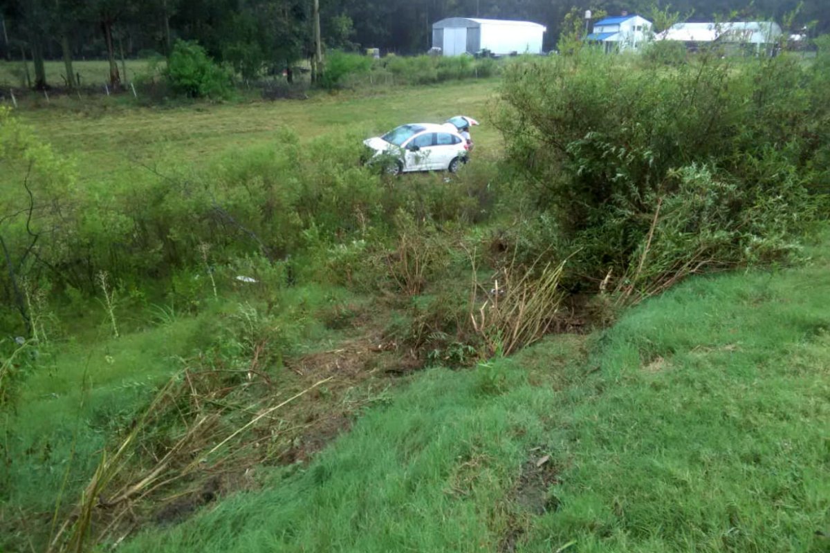 El Citroen cruz&oacute; de carril en el despiste.