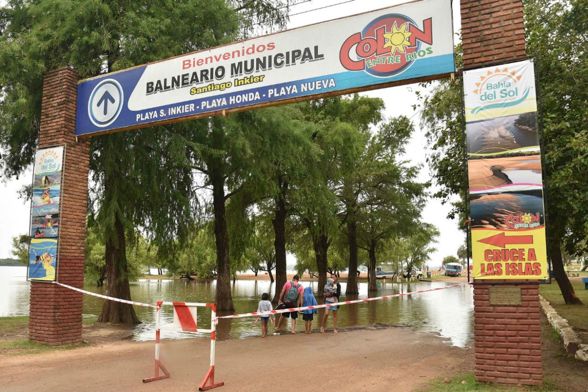 El agua avanza sobre la zona balnearia de Col&oacute;n.