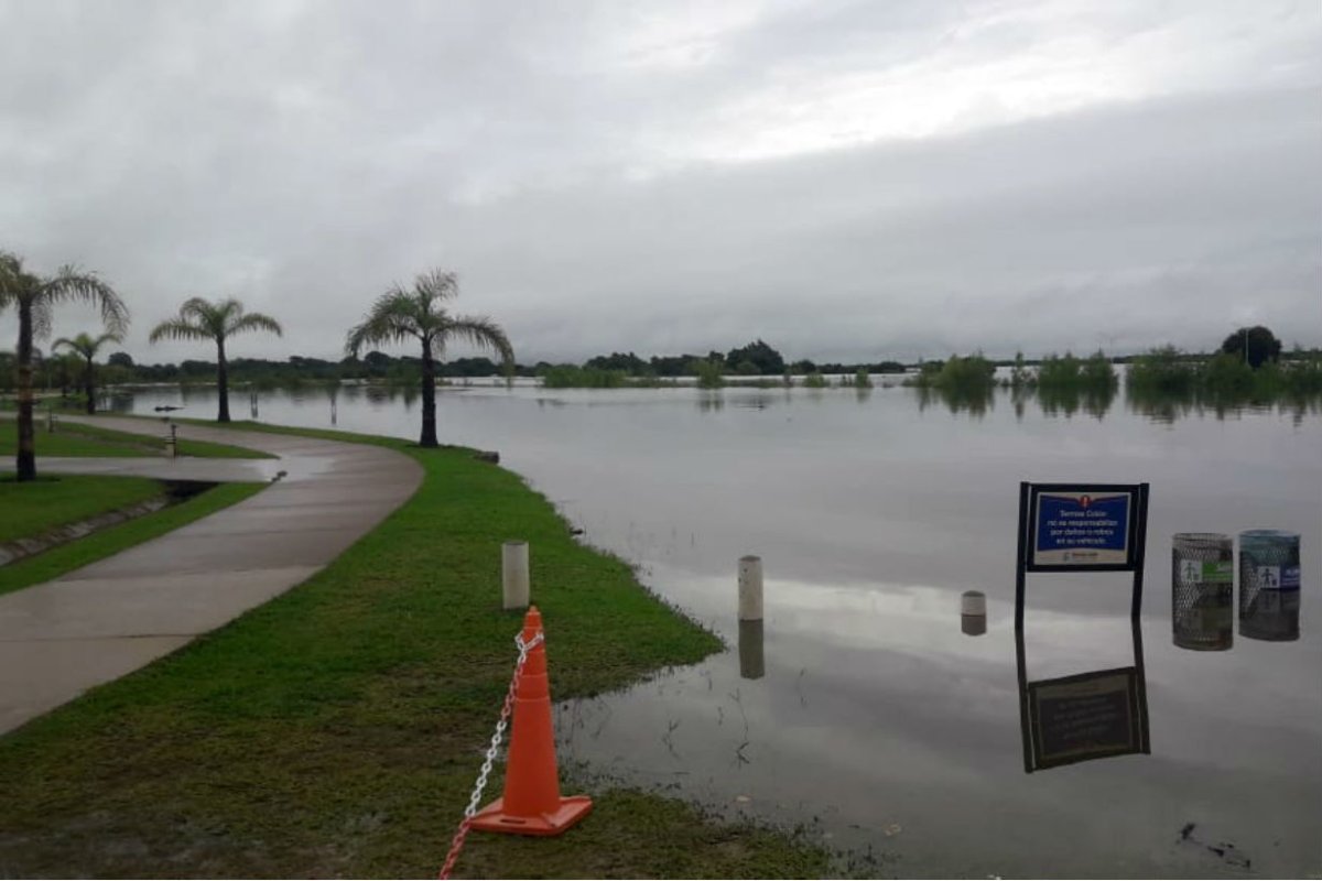 El agua avanza sobre la zona costera colonense.