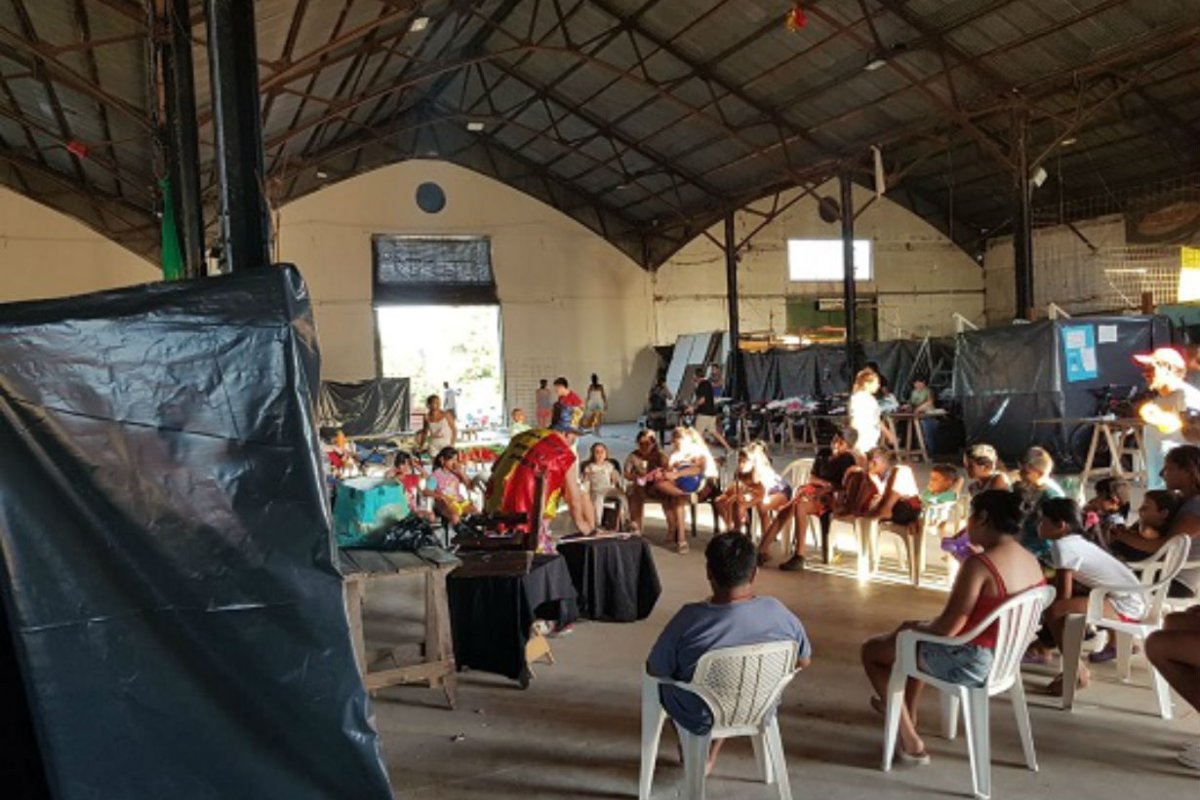 Los evacuados, en un galp&oacute;n del puerto.