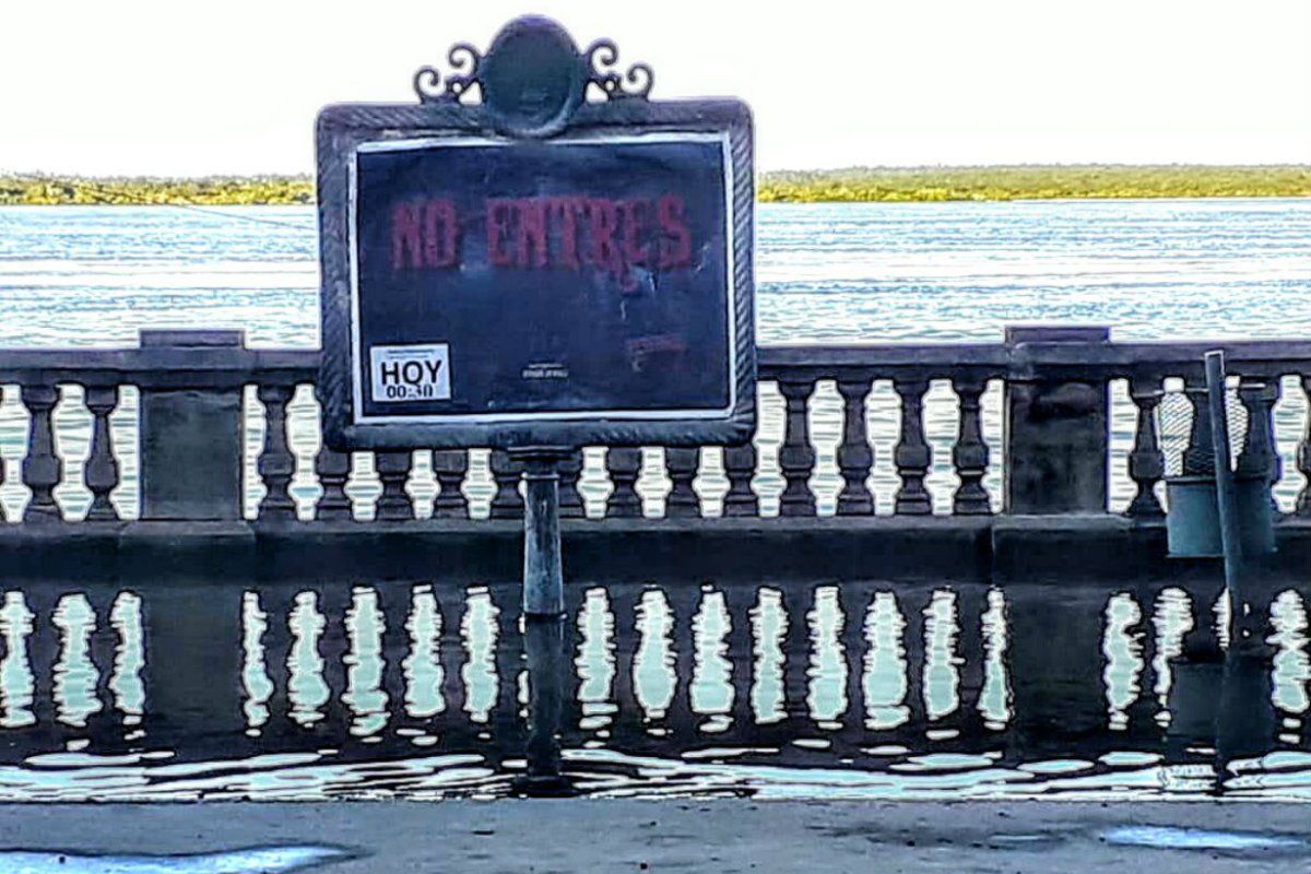 El r&iacute;o ayer, en costanera de Col&oacute;n (foto: Twitter)