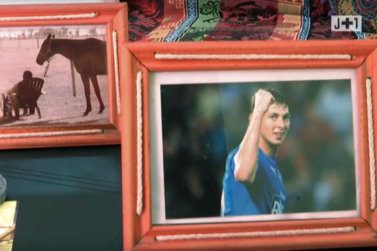 La foto del jugador, en la casa de sus padres.