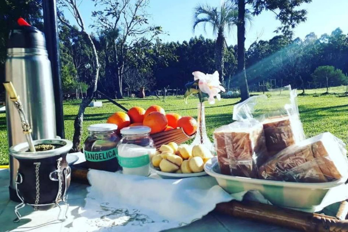 Desayuno o merienda de campo, en La Ang&eacute;lica.