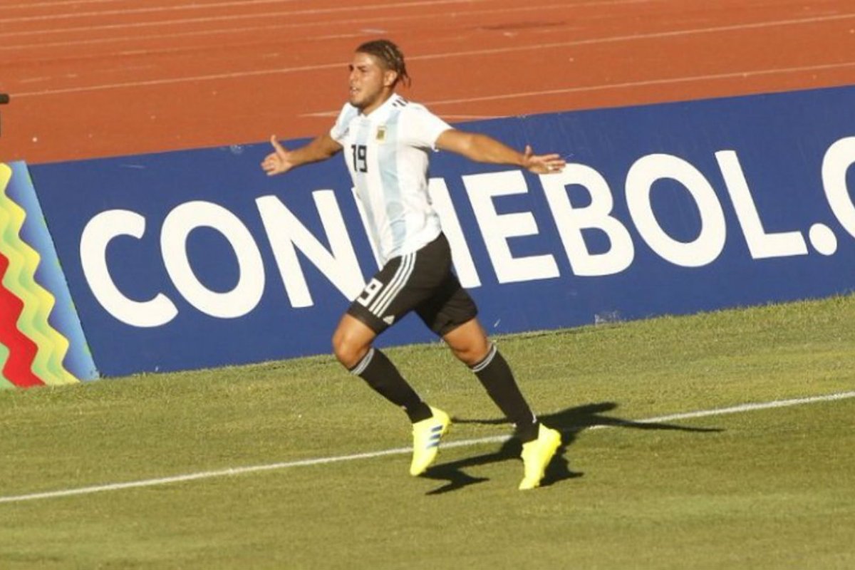 Maxi Romero festeja el &uacute;nico gol del partido.