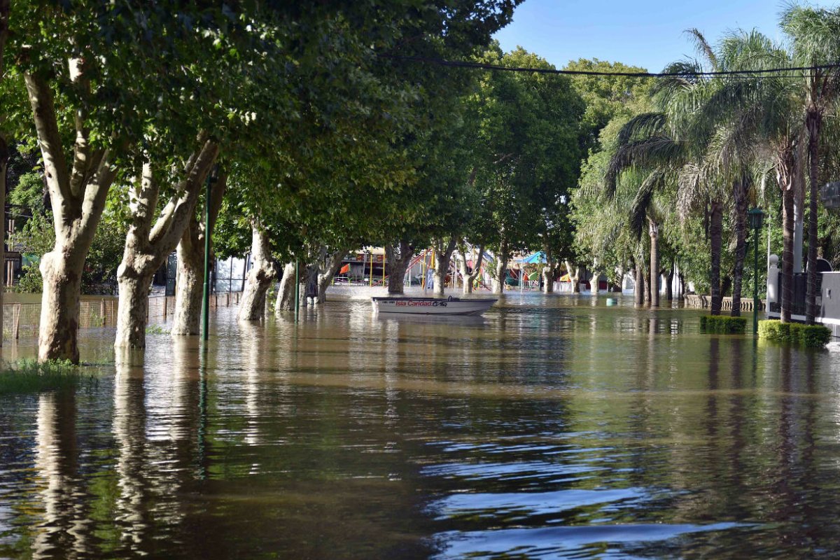 El Uruguay, crecido este verano (Rub&eacute;n Com&aacute;n).