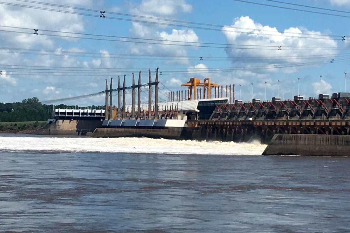 La represa sigue operando con vertederos abiertos.