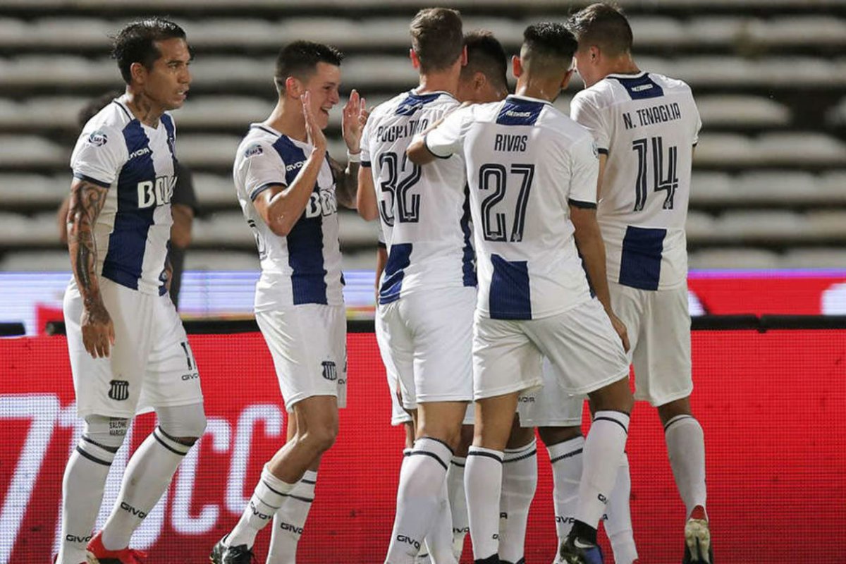 Todos saludan al de Concordia, tras su gol.