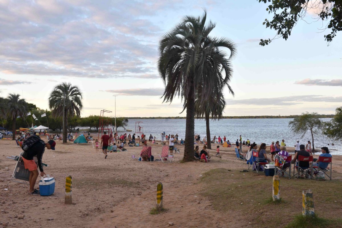 La playa asoma en Col&oacute;n (foto: Rub&eacute;n Com&aacute;n).