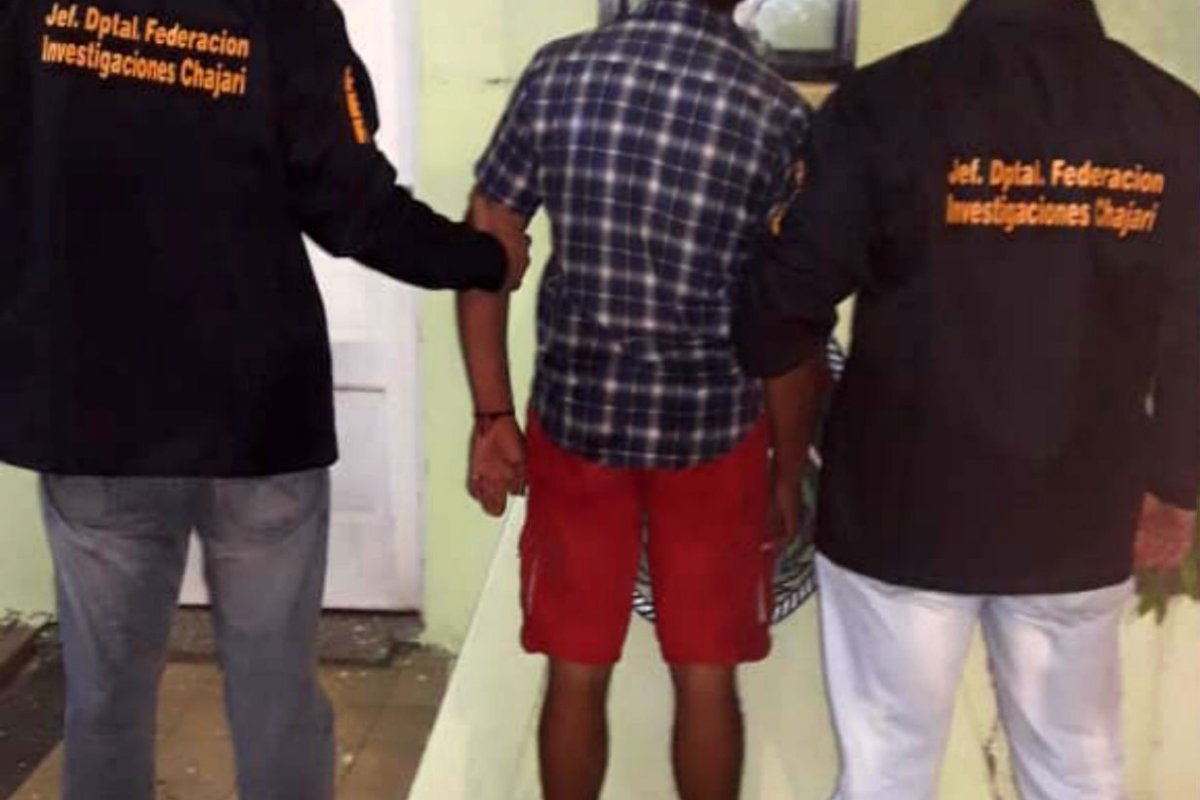 El detenido: de espaldas y frente a la virgen.