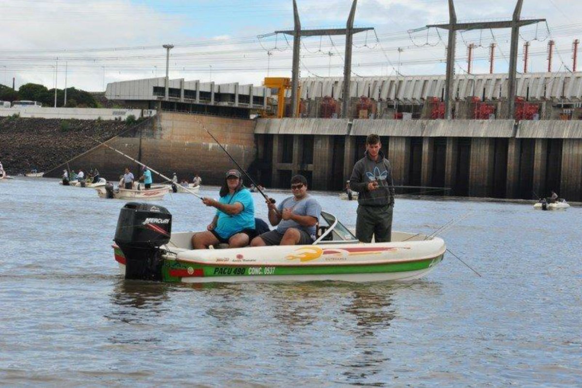 La pesca deportiva, con la represa de fondo.