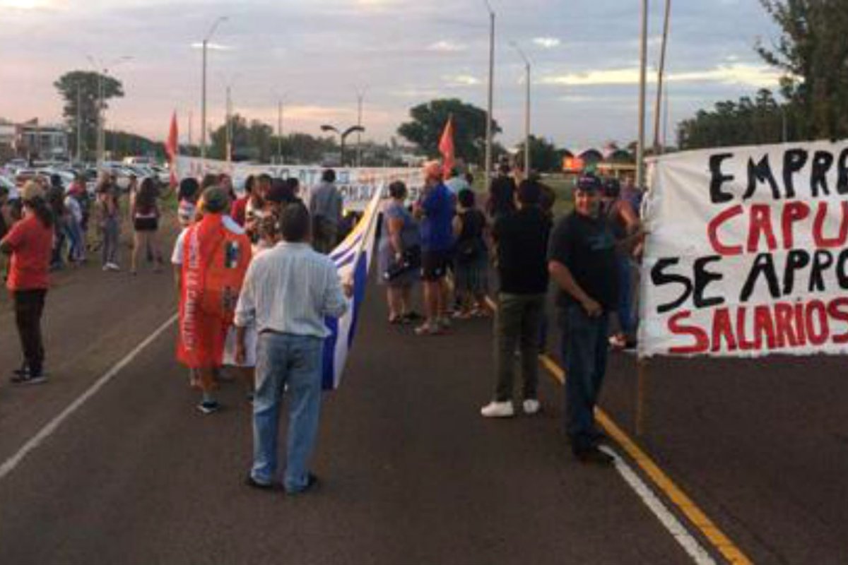 La protesta, este lunes en ruta 3 de Uruguay.