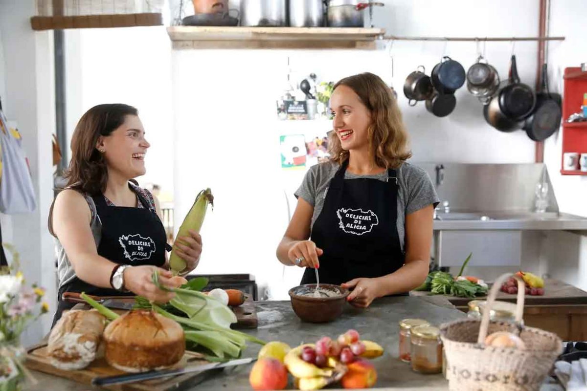 Alicia Ainende junto a la chef Laura Osorio