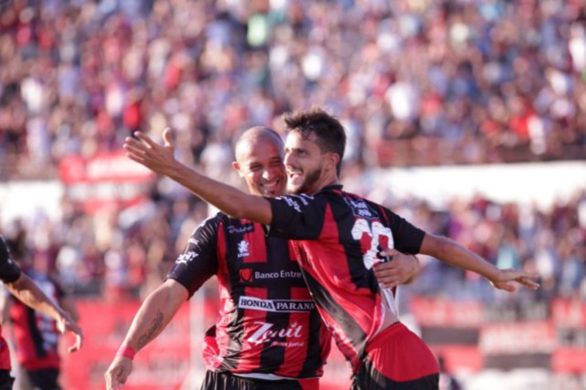 Bravo celebra su gol, en 10 del segundo tiempo.