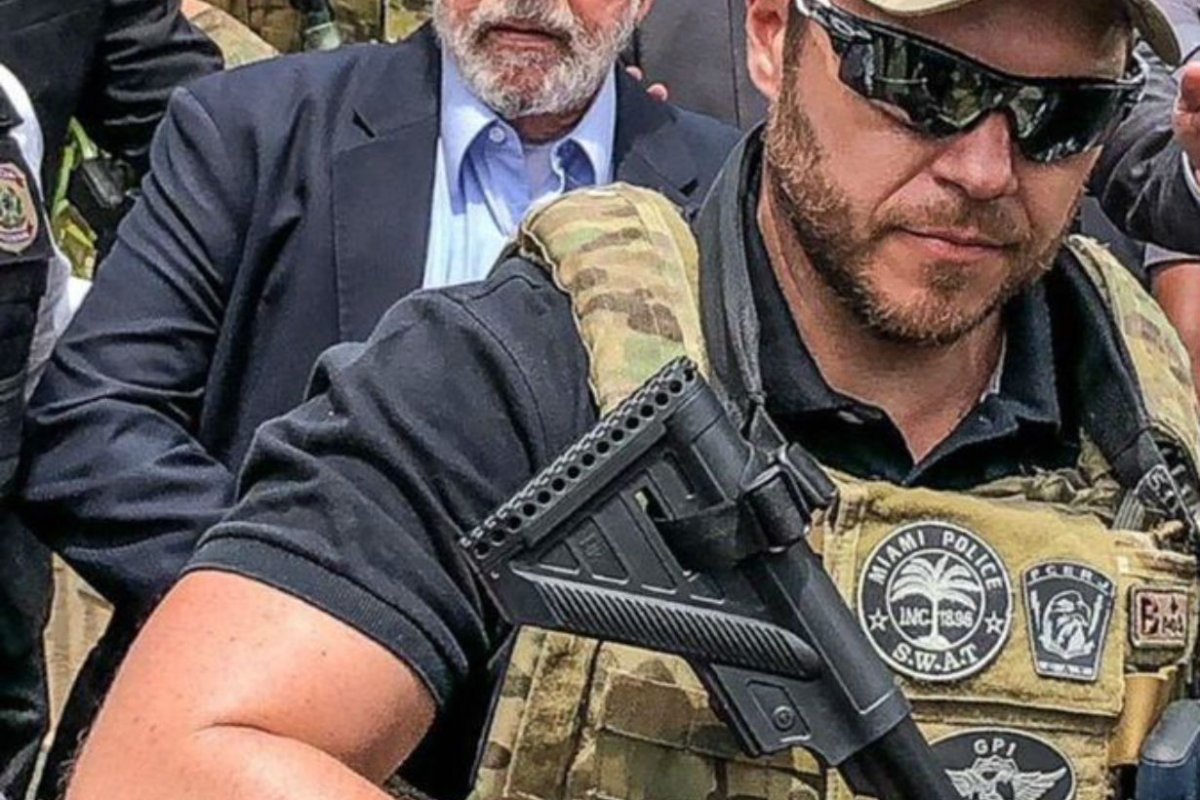Lula al salir para el sepelio de su nieto.