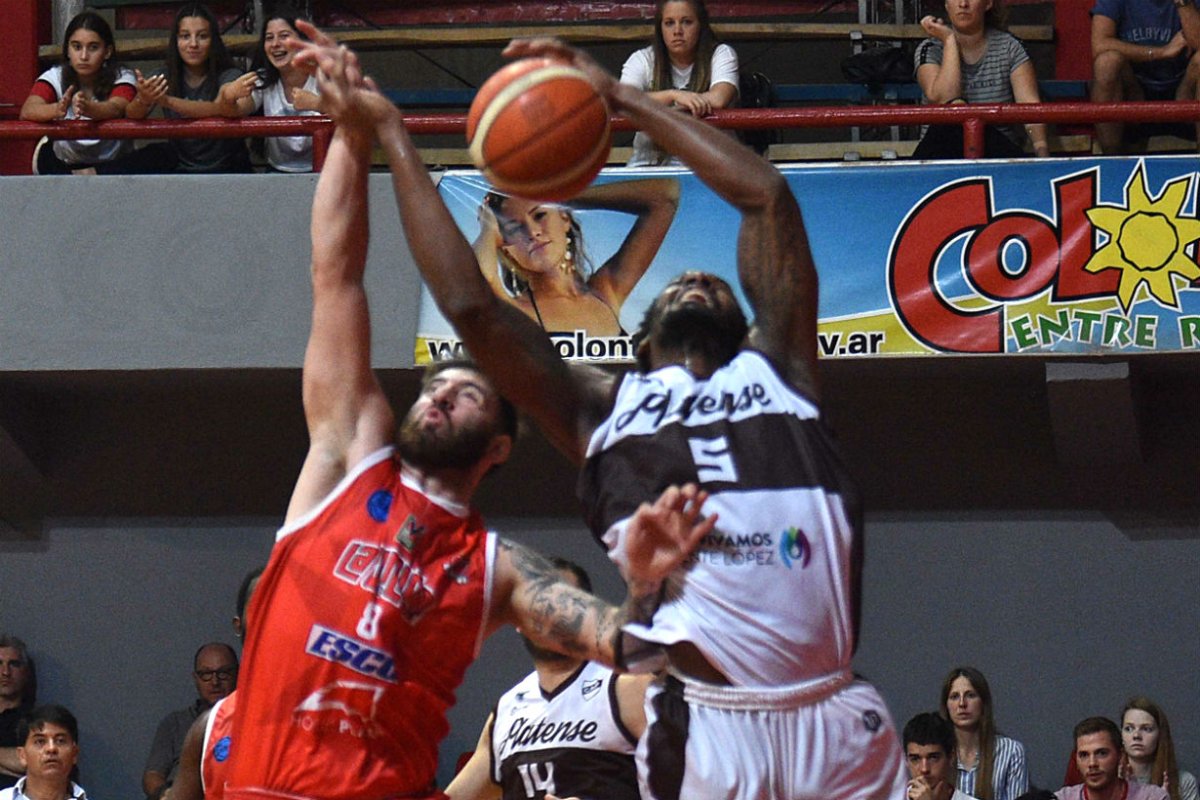 Bazani y Blossom en busca de la pelota (Foto: RC).
