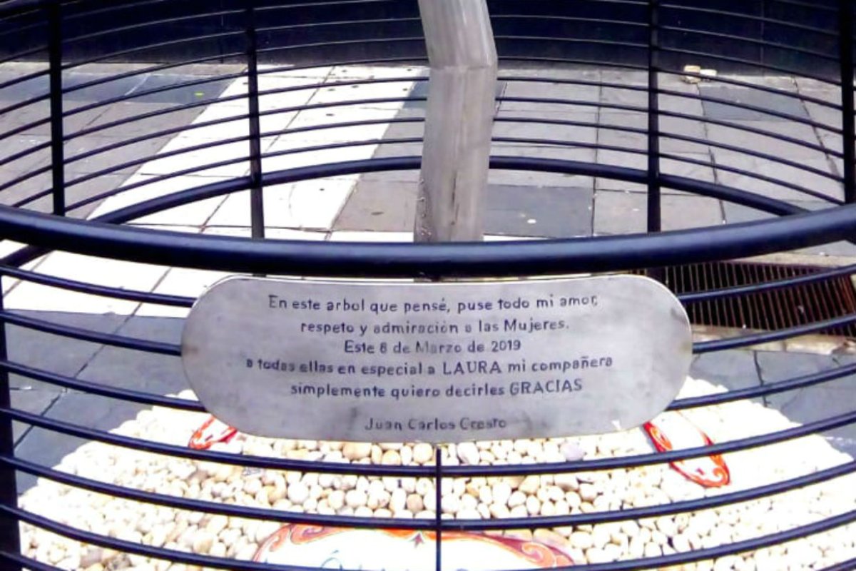 La placa en homenaje que luego quitaron