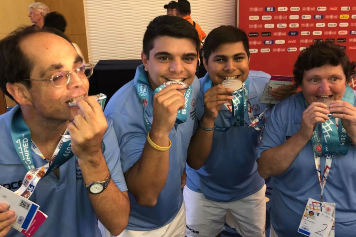Alejandro e Itat&iacute;, en los extremos.