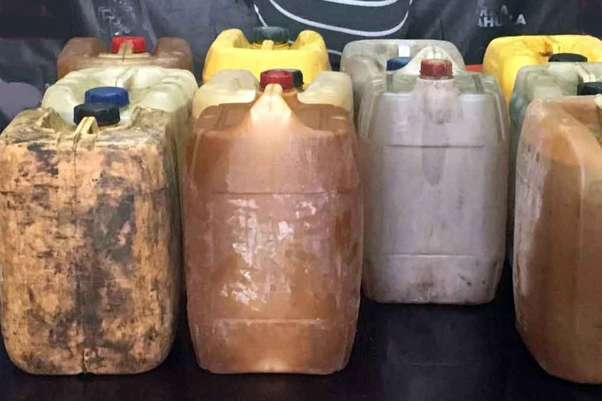 En la casa ten&iacute;a bidones con combustible