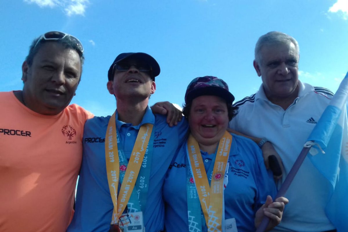 Los campeones con su profesor, Ricardo Lagra&ntilde;a