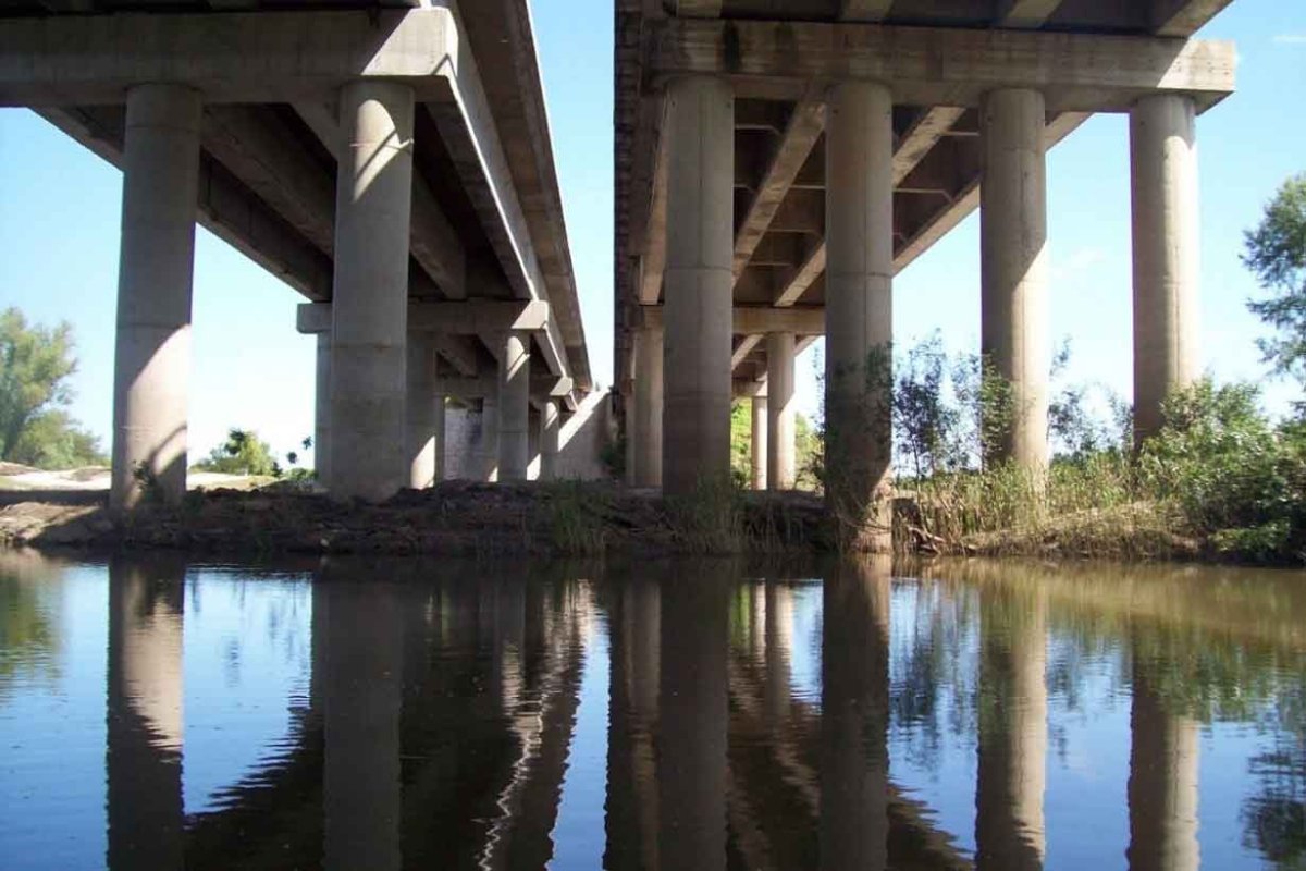 El puente desde el cual se arroj&oacute; la mujer