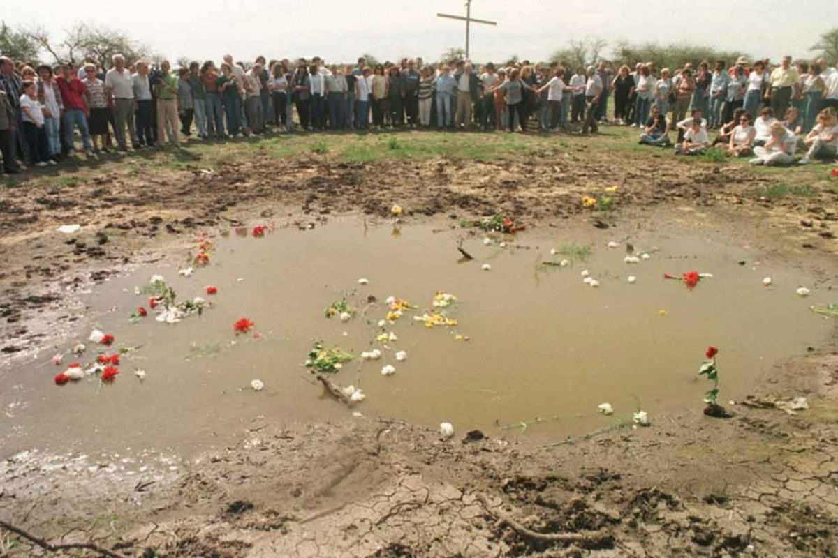 Familiares ante el cr&aacute;ter que dej&oacute; el avi&oacute;n