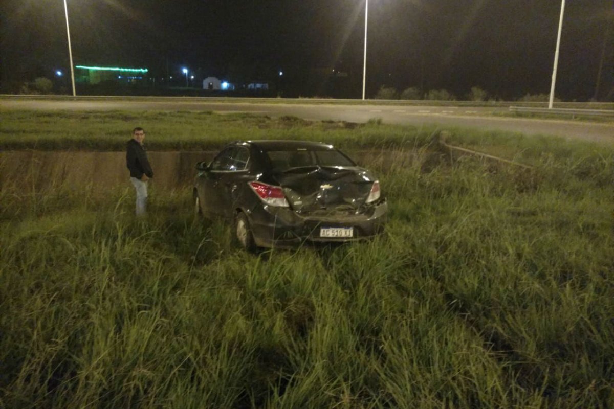 El Prisma termin&oacute; fuera de la ruta, anoche.